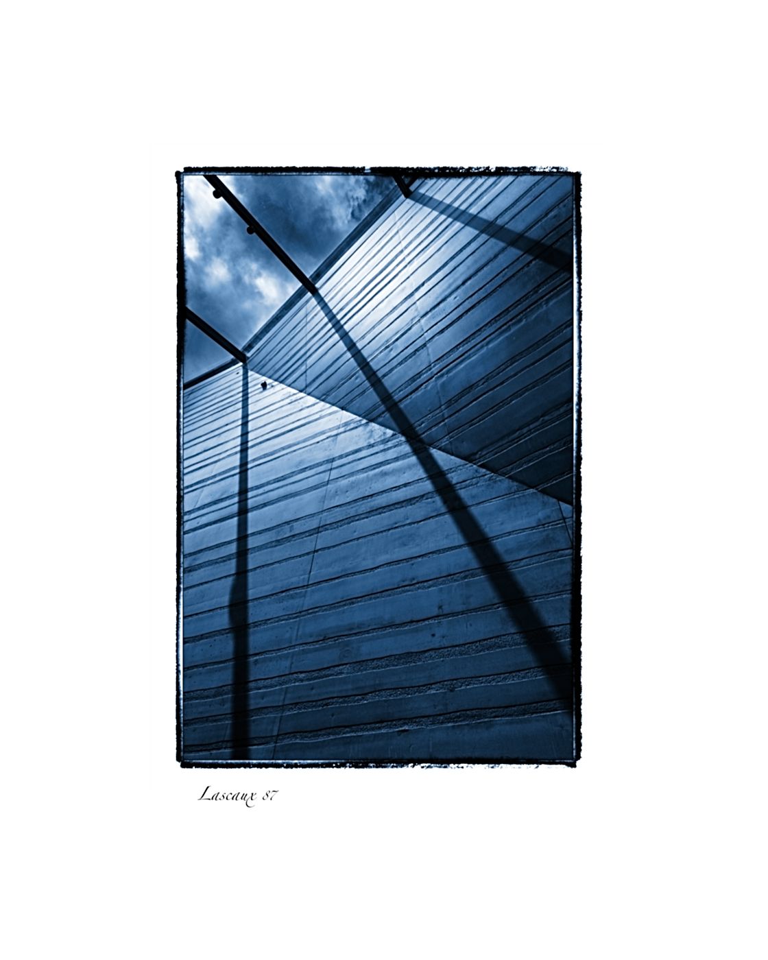 20260610 142435 7DS2087 Lascaux cyano Text Resize